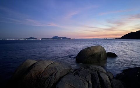 夏日夕阳下的海湾