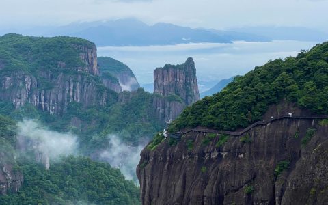 山峦叠翠，云雾缭绕